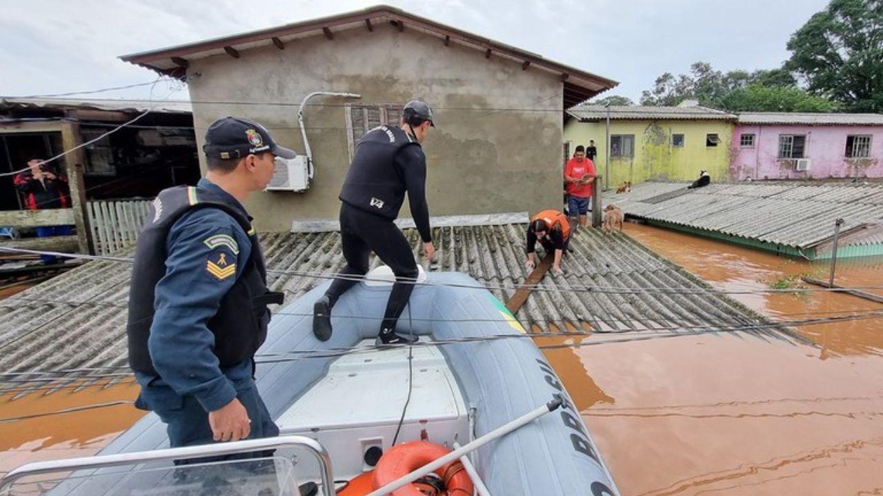 A todo tempo pessoas são resgatadas das áreas de risco em diversas cidades do Rio Grande do Sul
