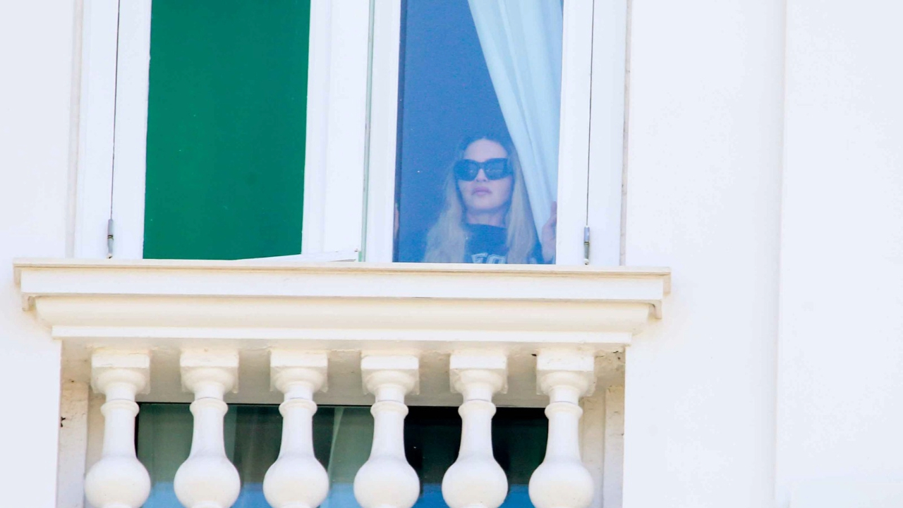 As fotos de Madonna no Copacabana Palace repercutiram entre os internautas.
