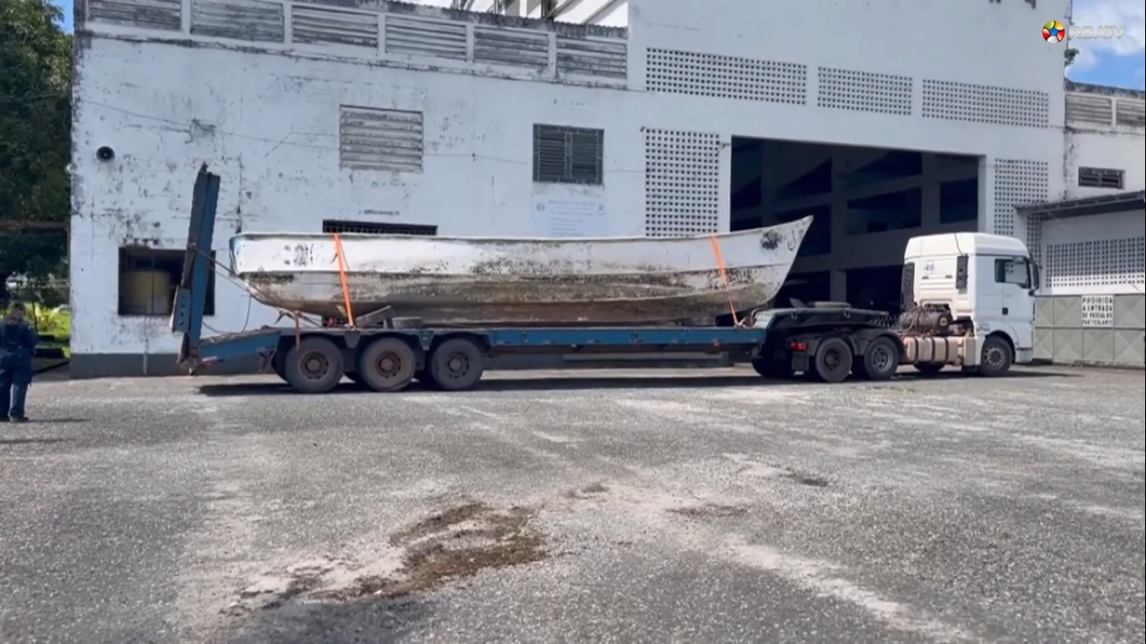 O barco encontrado em Bragança está na base naval de Val-de-Cães, em Belém.
