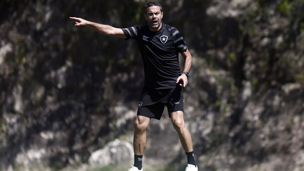 Intyerino, o treinador Artur Jorge tenta manter o Botafogo na ponta da tabela do Brasileirão.