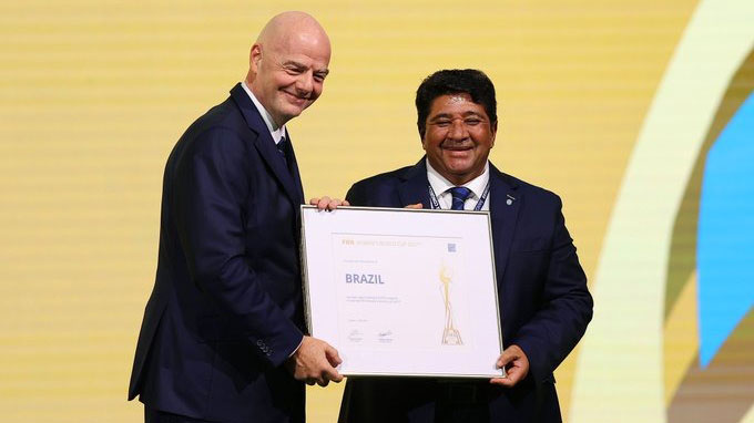 Gianni Infantino, presidente da Fifa, e Ednaldo Rodrigues, presidente da CBF, celebram escolha do Brasil como sede da Copa do Mundo Feminina de 2027.