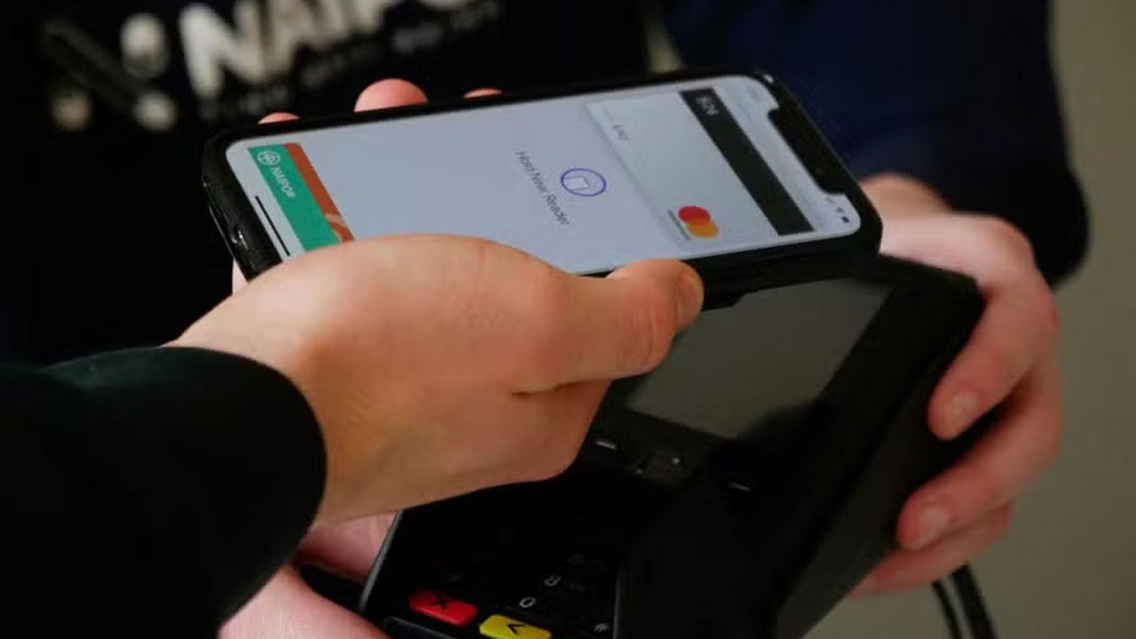 Tecnologia NFC permite permite funcionamento em máquinas de cartão, caixas eletrônicos, terminais de pagamentos de transporte público, fechaduras digitais e smartwatches.