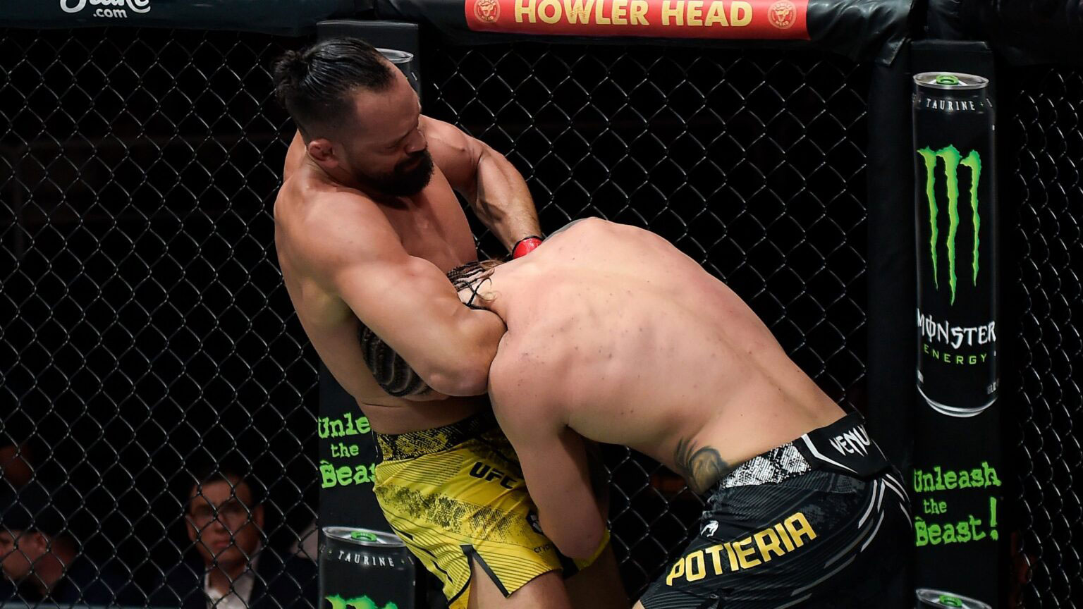Após aplicar golpe inédito, dando um mortal para entrar na guarda do adversário, Michel Pereira encaixa finalização no UFC 301.