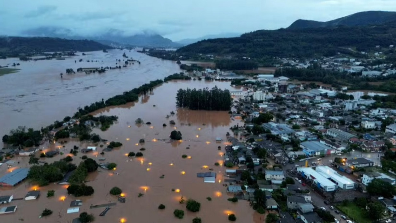 Mais de 83 pessoas já morreram em decorrência das enchentes e muitas seguem desaparecidas