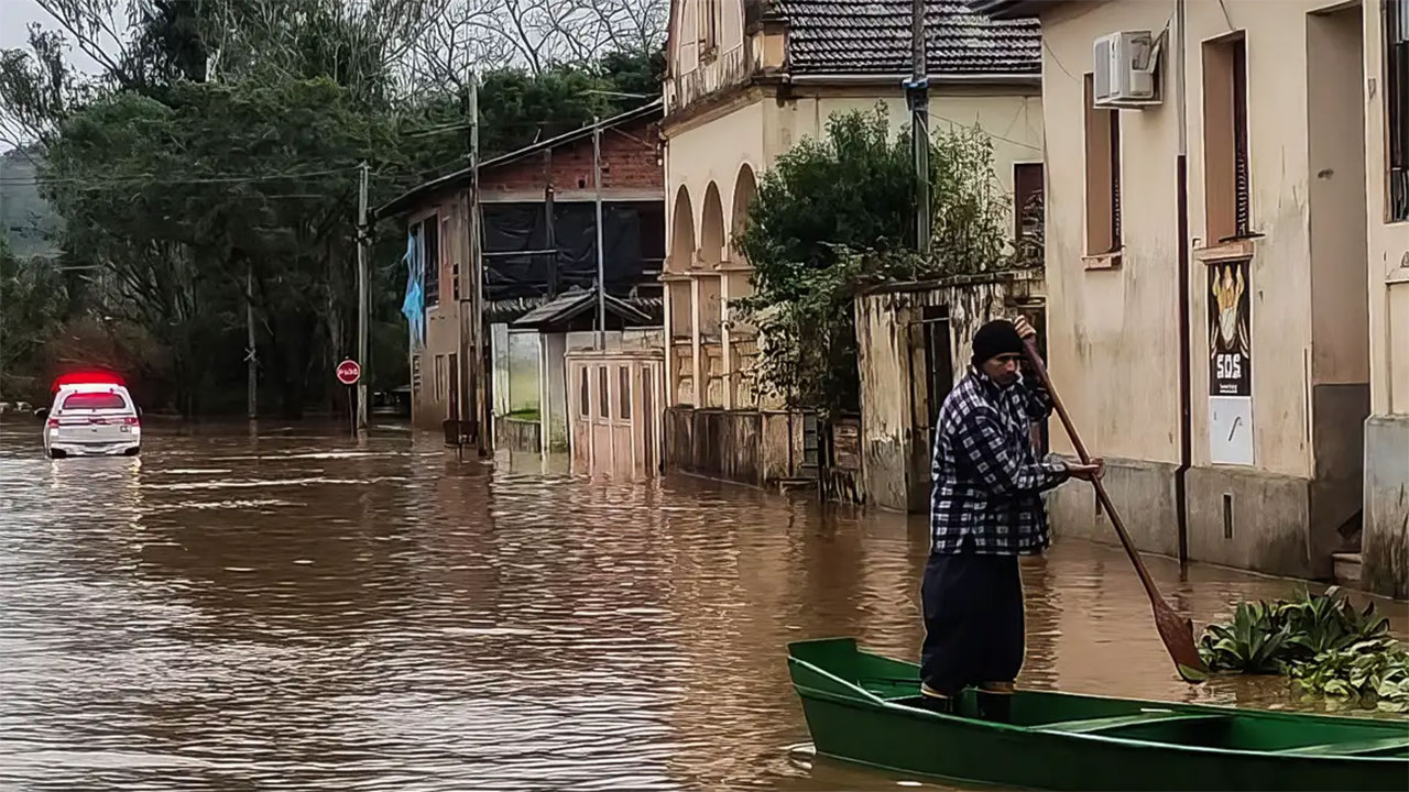 O auxílio emergencial é destinado às vítimas das enchentes que atingem a região.