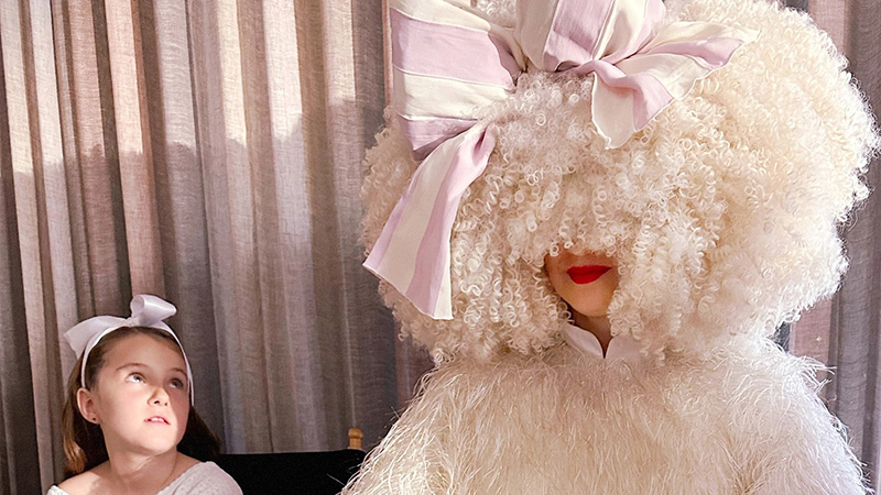 Marca registrada: Sia aparece com o rosto coberto na capa do novo álbum
