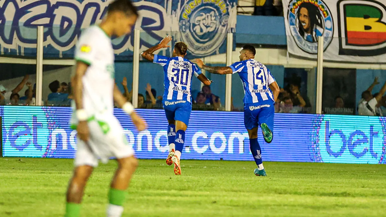 Val Soares corre para comemorar após gol de fora da área. Recurso foi responsável por sete dos 41 gols marcados pelo Paysandu no ano
