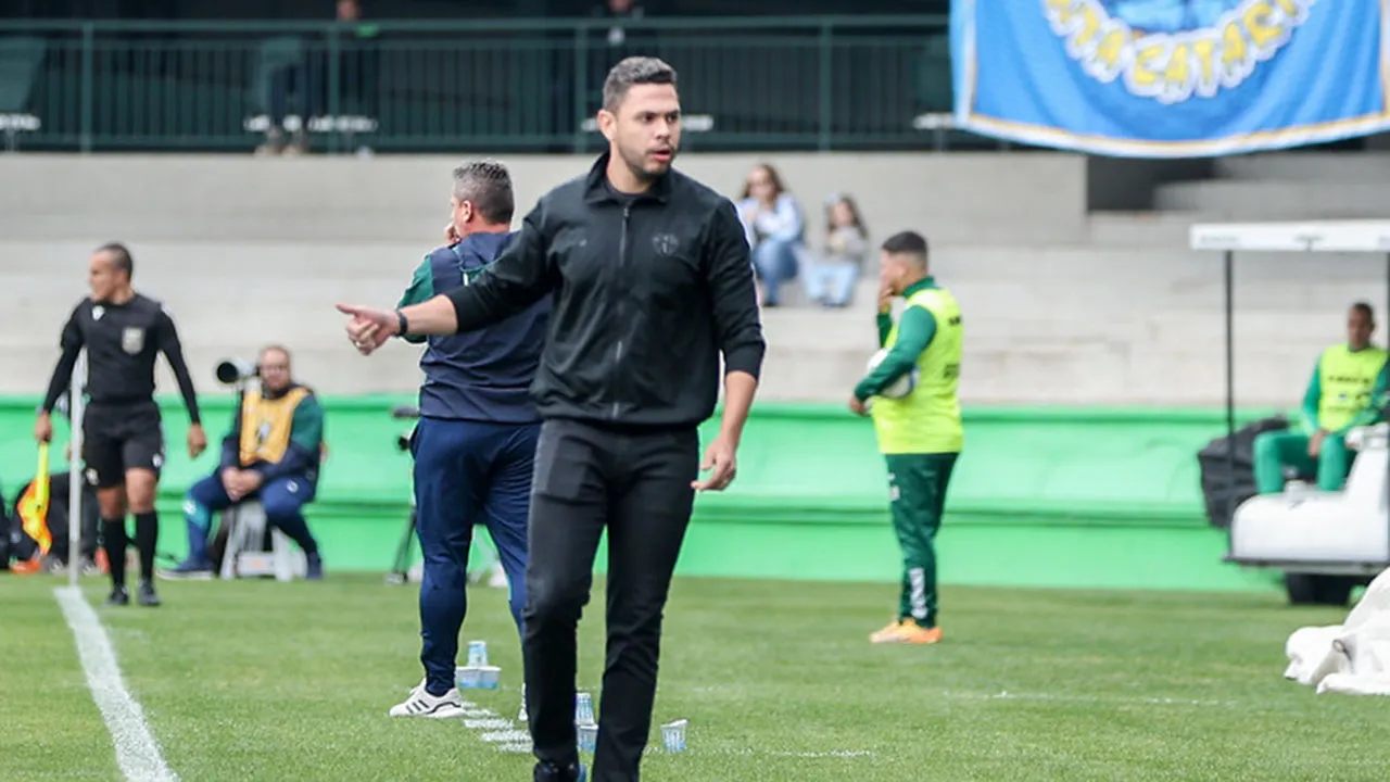 Treinador destacou pontos positivos do time, embora o empate tenha vindo em momento delicado do Paysandu no jogo