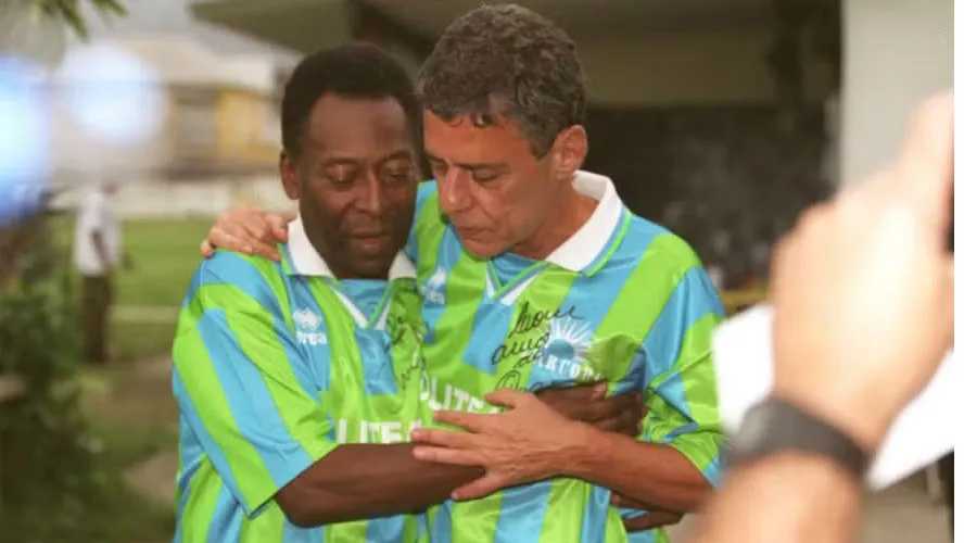 Pelé e Chico Buarque durante a visita do Rei do Futebol ao campo do Politheama.