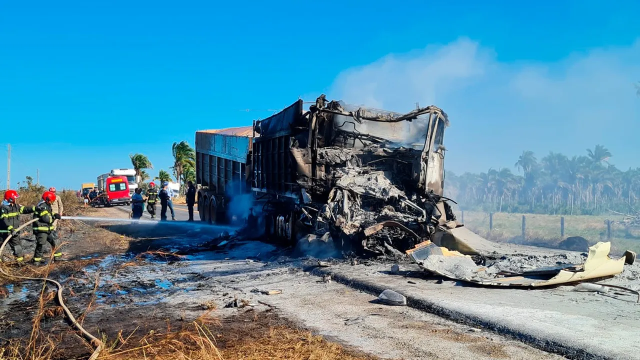 Caminhão foi consumido pelo fogo