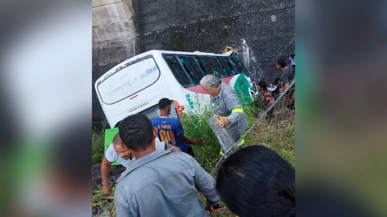 Ônibus perdeu o controle em rotatória na hidrelétrica de Tucuruí e bateu no muro