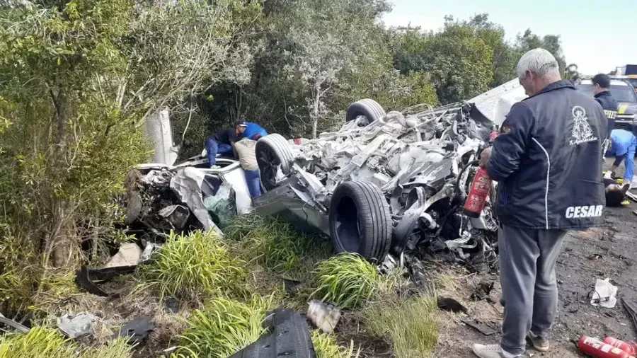 O acidente ocorreu por volta das 12h30, no km 231 da rodovia, quando uma BMW e um Jaguar colidiram frontalmente.