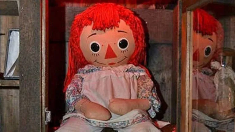 Annabelle original nem de longe lembra a que foi adaptada aos filmes