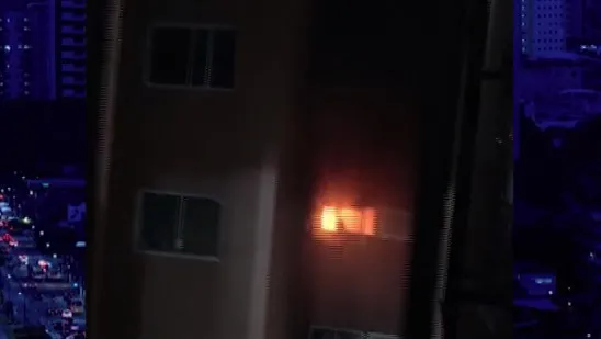As chamas consomem apartamento no residencial Quinta dos Paricás
