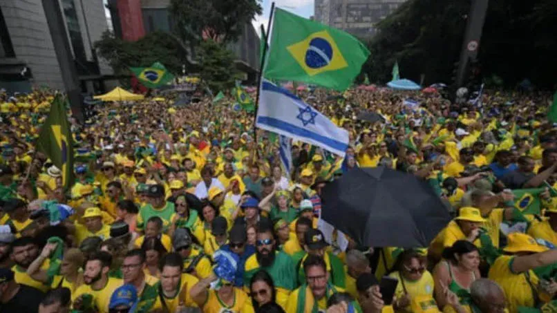 Em atos bolsonaristas tem sido comum as bandeira do Brasil e Israel juntas