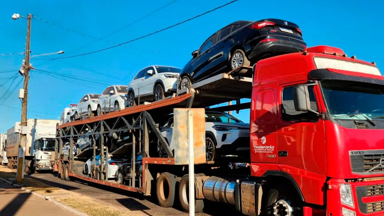 A carreta "cegonha" foi apreendida com os veículos irregulares no posto da Sefa em Conceição do Araguaia