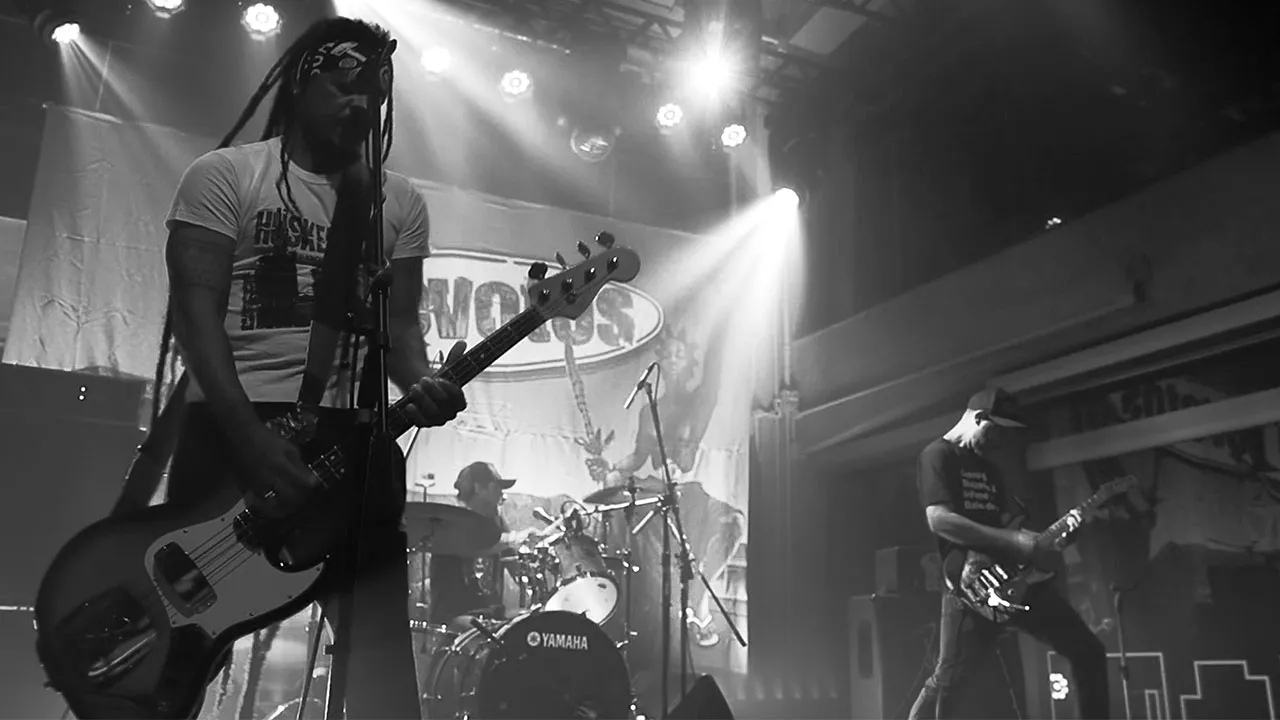 Cannibal em Ação: Cannibal, vocalista e baixista da Devotos, entrega uma performance poderosa no festival "1, 2, 3, 4 -- O Punk Segue Muito Vivo" no Sesc Avenida Paulista.