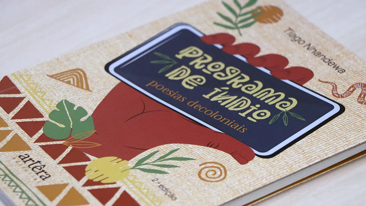 Capa do livro "Programa de Índio: Poesias Decoloniais", uma obra essencial que utiliza a poesia para desconstruir estereótipos e promover uma visão contemporânea e multifacetada das vidas indígenas no Brasil moderno.