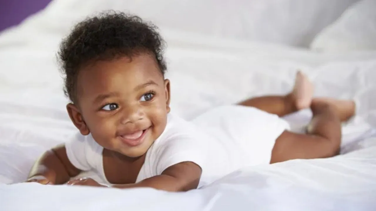 Um dos sinais de um bebê saudável é a reação aos estímulos sonoros e visuais ao redor.