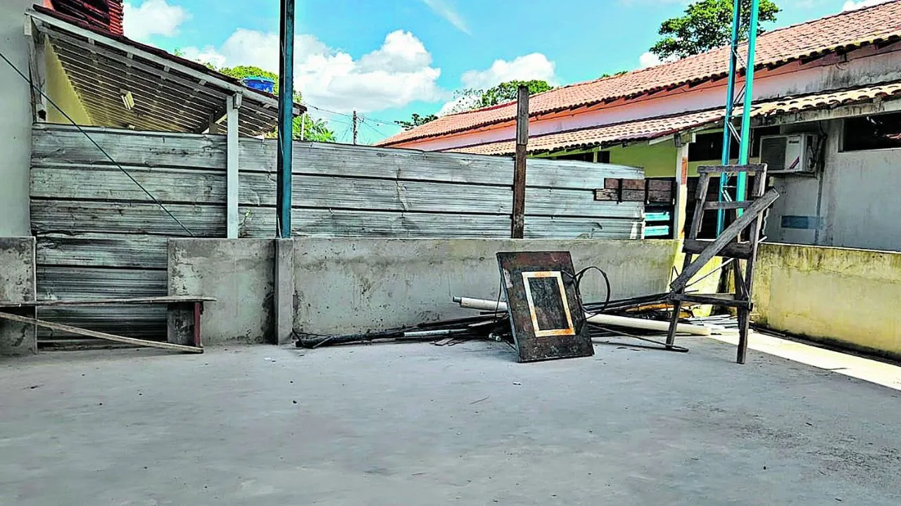 Obras na escola São Paulo permanecem inacabadas, enquanto estrutura se deteriora a cada dia