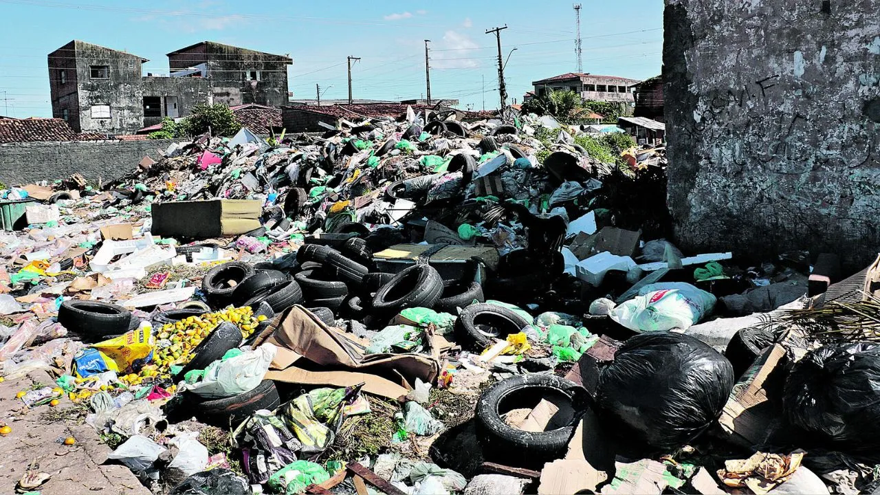 Verdadeiros lixões podem ser vistos em ruas de Ananindeua, que tem um dos piores saneamentos básicos do país