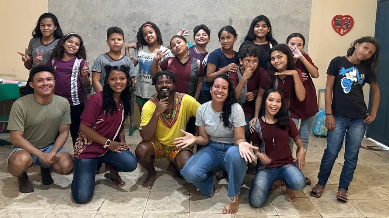 A produção conta com um elenco de 20 crianças nativas da ilha e terá como cenário as próprias ruas do distrito, além da Escola Municipal Helder Fialho Dias.