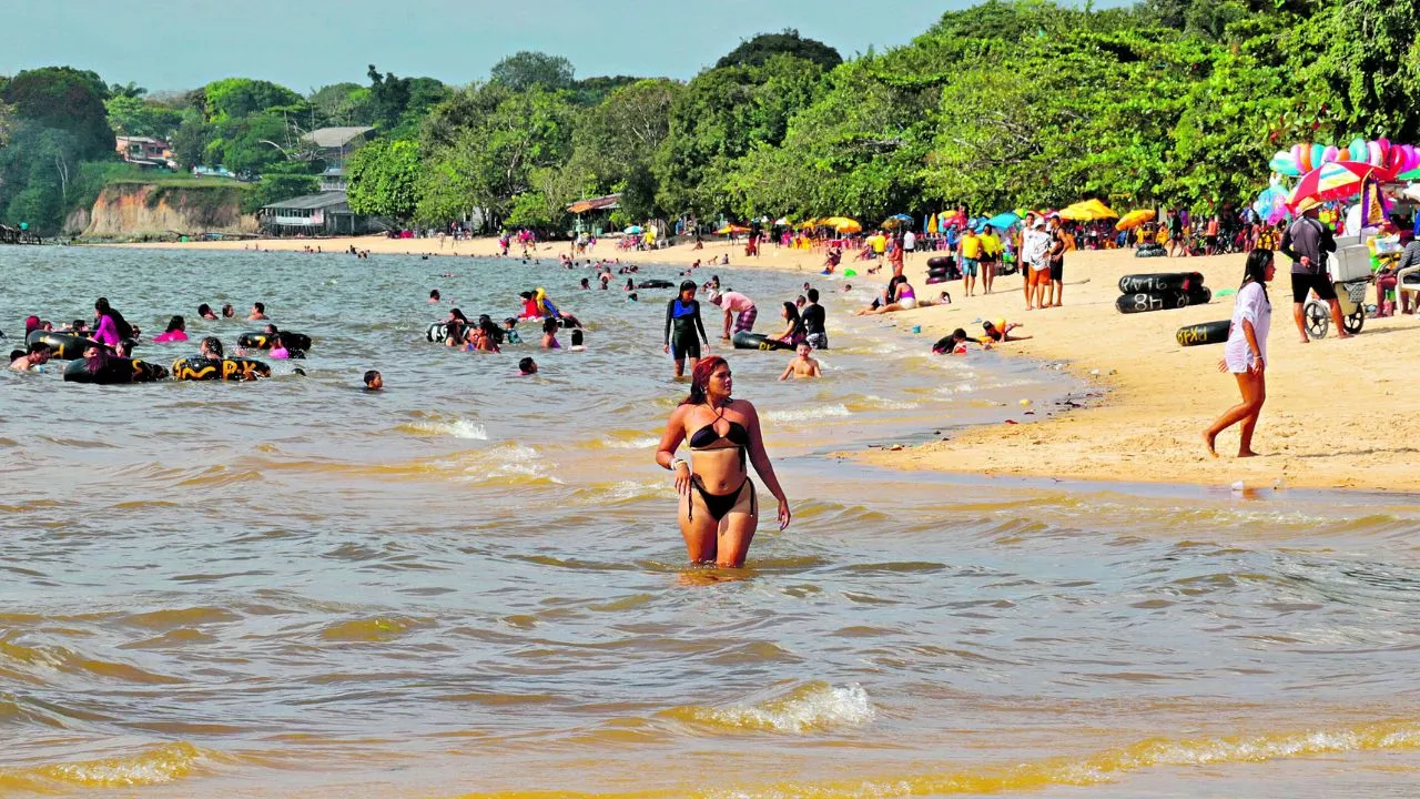 As praias do distrito começam a ficar cheias para o mês de julho, e os comerciantes comemoram