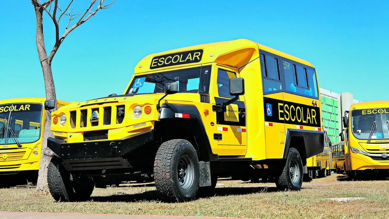 Novos modelos de ônibus tracionados garante acesso às escolas em estradas vicinais