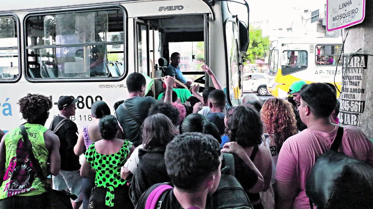 Todos os dias, quem depende do transporte coletivo em Belém enfrenta uma “via crúcis” para chegar no trabalho ou em casa