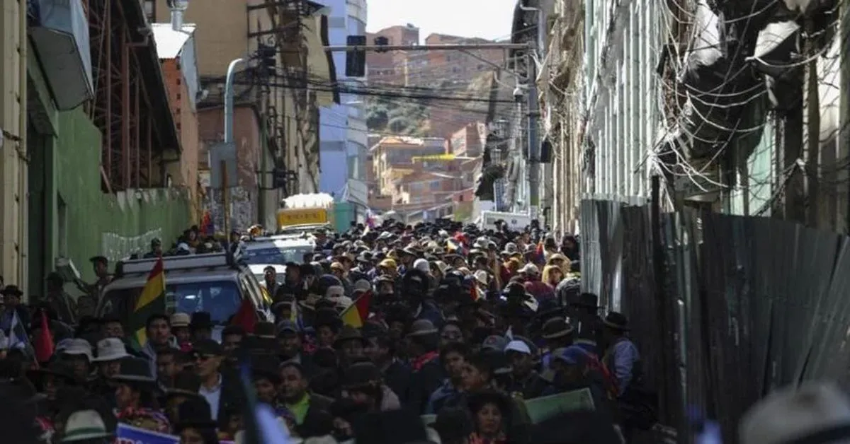 Milhares de apoiadores de Luis Arce vão às ruas de La Paz após tentativa de golpe na Bolívia