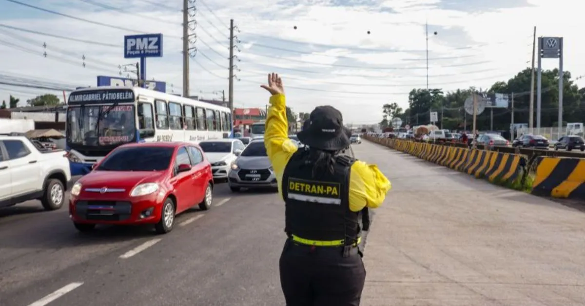 Detran orientando o trânsito na estrada