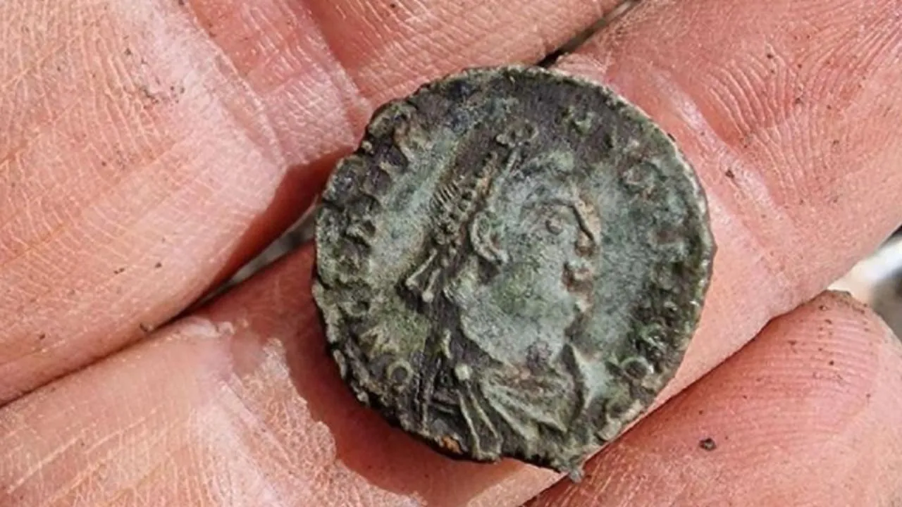 Moeda com rosto de imperador romano foi encontrada junto a demais vestígios de assentamento datado de 3 mil anos atrás