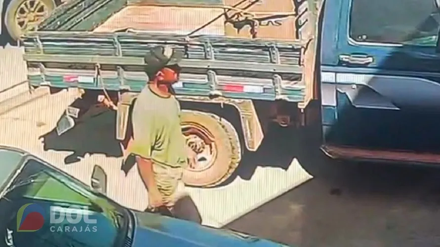 Agindo como se não tivesse ninguém olhando (ou filmando), o homem leva a roçadeira da caminhonete
