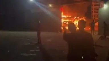 Ônibus foi incendiado dentro da garagem da empresa