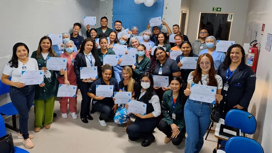 Os novos profissionais do Hospital Regional do Baixo Tocantins Santa Rosa recebem certificados após o acolhimento