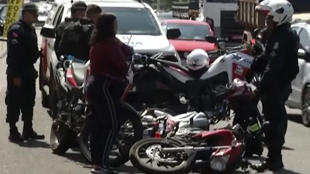 Motos caídas ao chão após colisão causada por mulher que fugiu de blitz