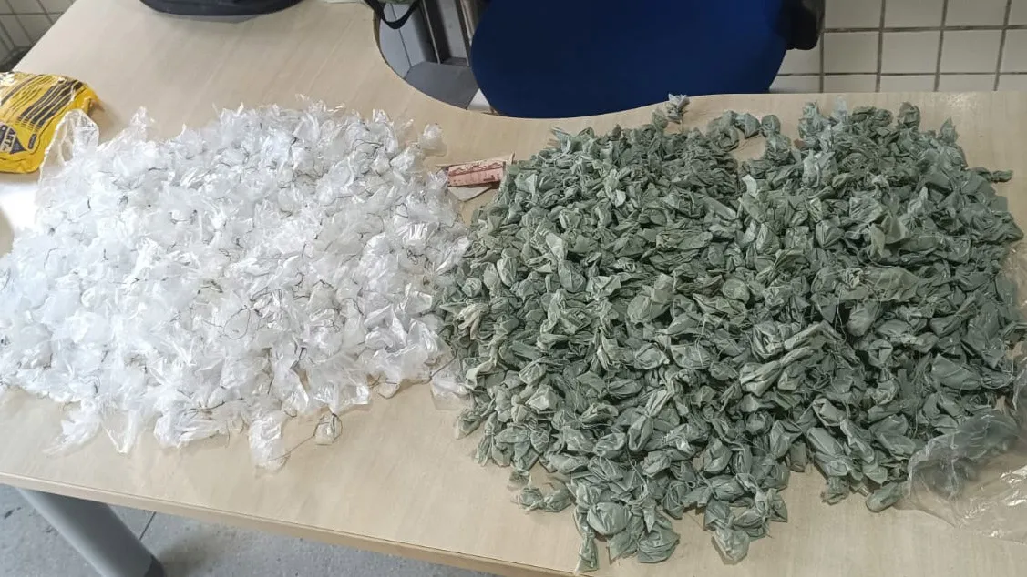 Foram mais de mil papelotes de cocaína apreendidas com os suspeitos