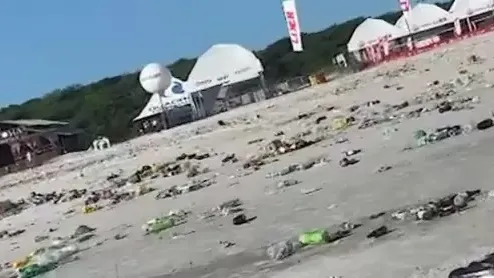 Não é possível mais caminhar descalço pela praia.