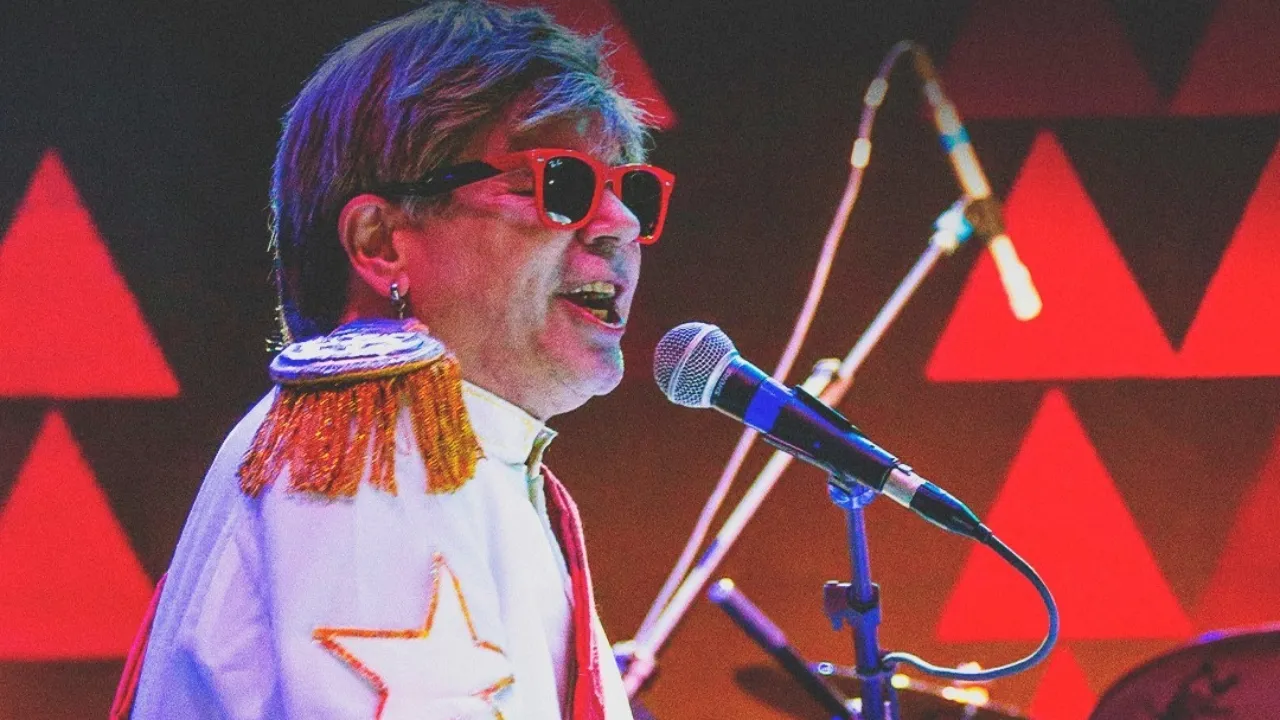 Rogério Martins interpreta o britânico Elton John há 30 anos.