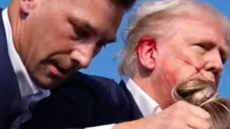 Trump com a orelha sangrando