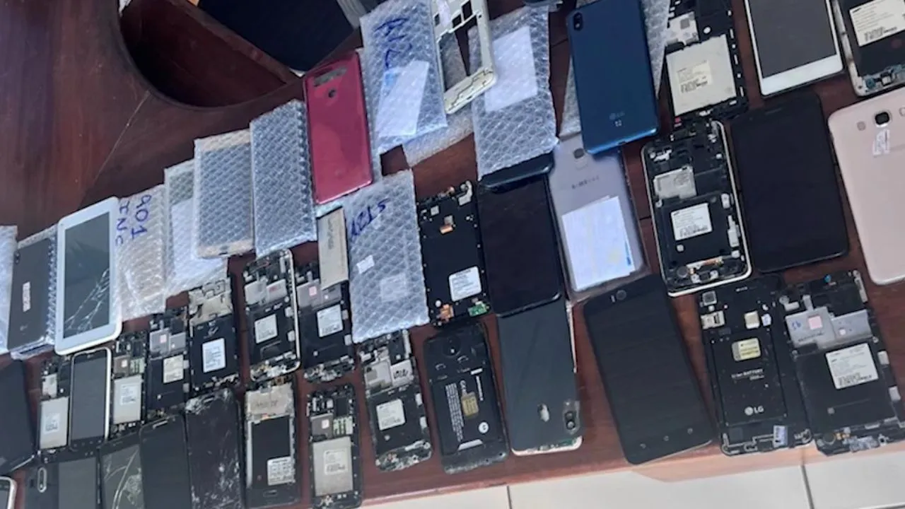 Os agentes da Polícia Civil encontraram diversos celulares sem nota fiscal