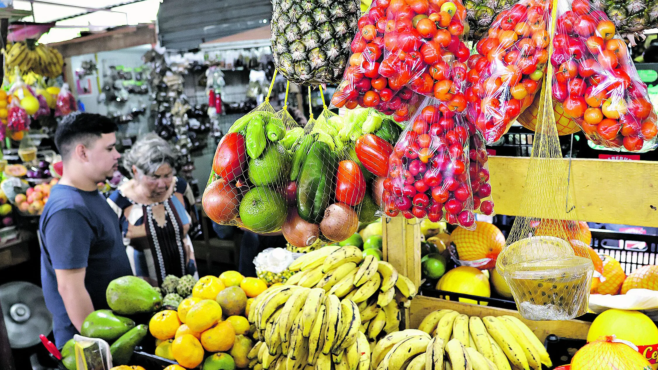 É possível comprar, nas feiras de Belém, frutas por menos de R$ 10. Cintia Cunha (abaixo) aproveita