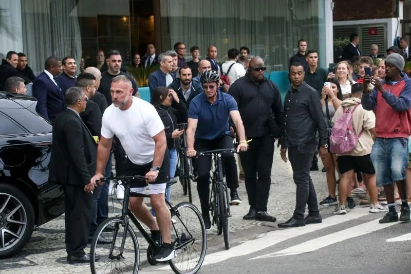 O ator aproveitou para falar com os fãs e passeou de bicicleta pelas ruas do Rio de Janeiro.