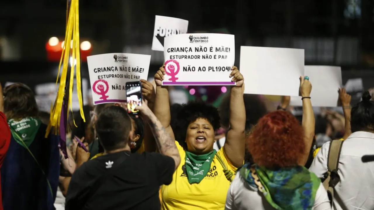 O projeto de Lei está sendo amplamente debatido em todo o Brasil.