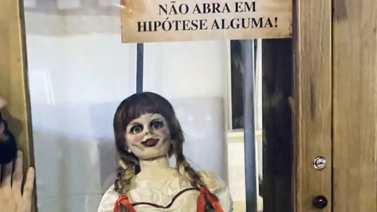 Boneca que rodou o mundo inteiro e protagonizou três filmes de terror não suportou o Brasil