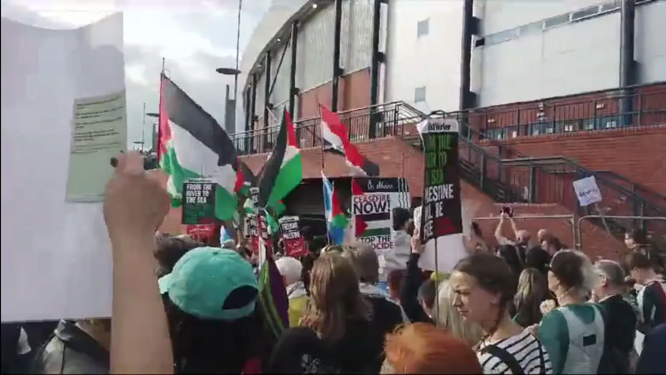 Manifestantes pró-Palestina pediam a não realização da partida entre Escócia e Israel, válida pela Eurocopa feminina.
