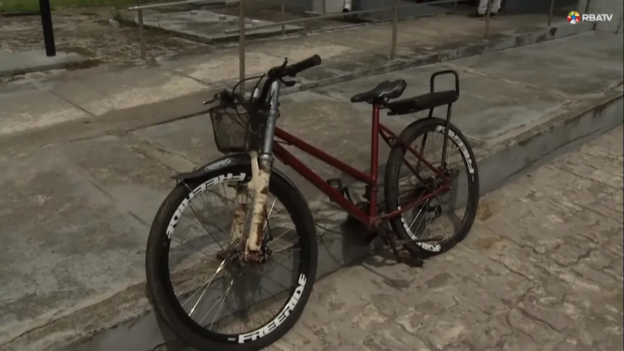 A bicicleta foi recuperada pela Polícia Militar.
