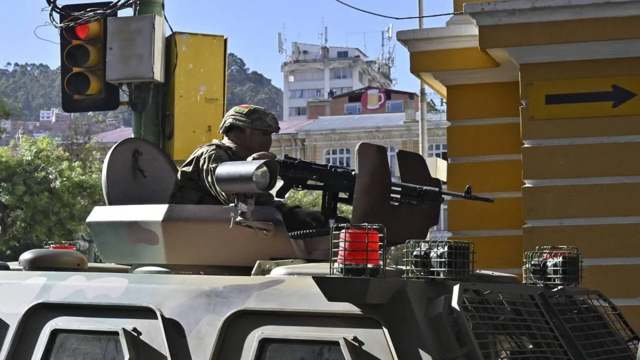 Militares tomaram a praça sede do governo em La Paz.