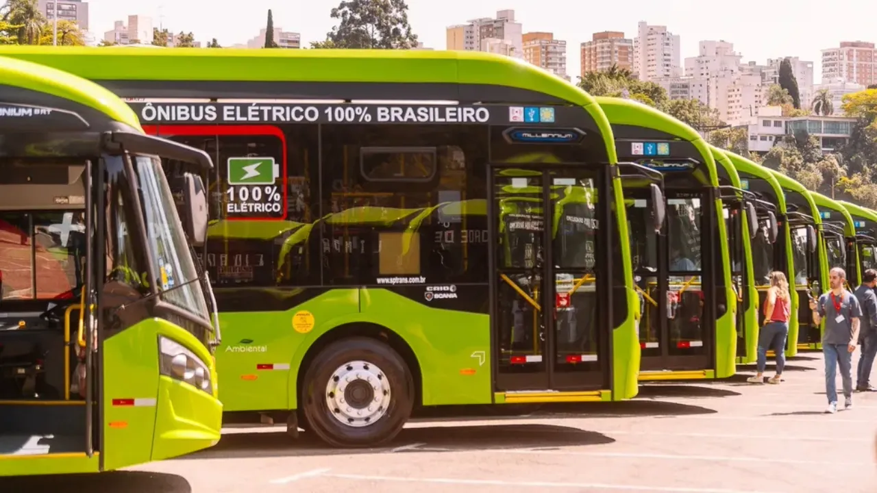 Uma forma sustentável de transporte público são os ônibus elétricos.