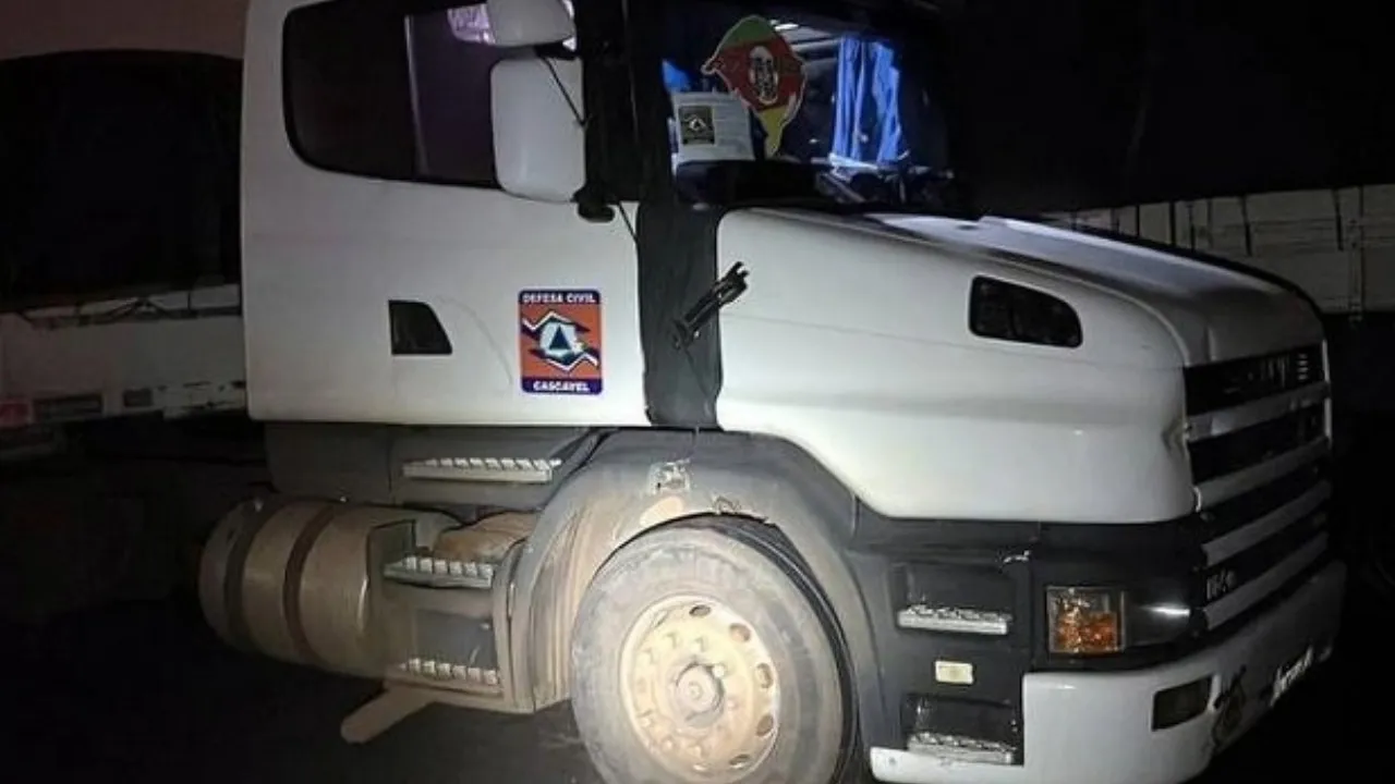 O motorista do caminhão foi preso após confessar que entregaria o estepe com drogas antes de descarregar as doações.